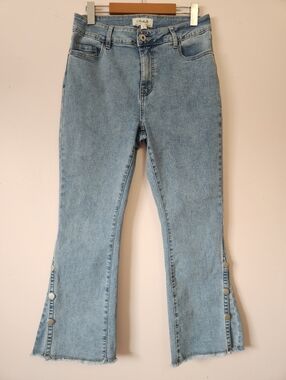 Charlie B Cropped Bootcut Jeans Side Snaps Soft Blue Stretch Denim Size 8 EUC